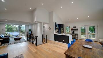 Cabin, nhiều giường, sân hiên, quang cảnh núi (Atlas Hideaway) | Khu phòng khách | TV màn hình phẳng 42-inch có truyền hình kỹ thuật số