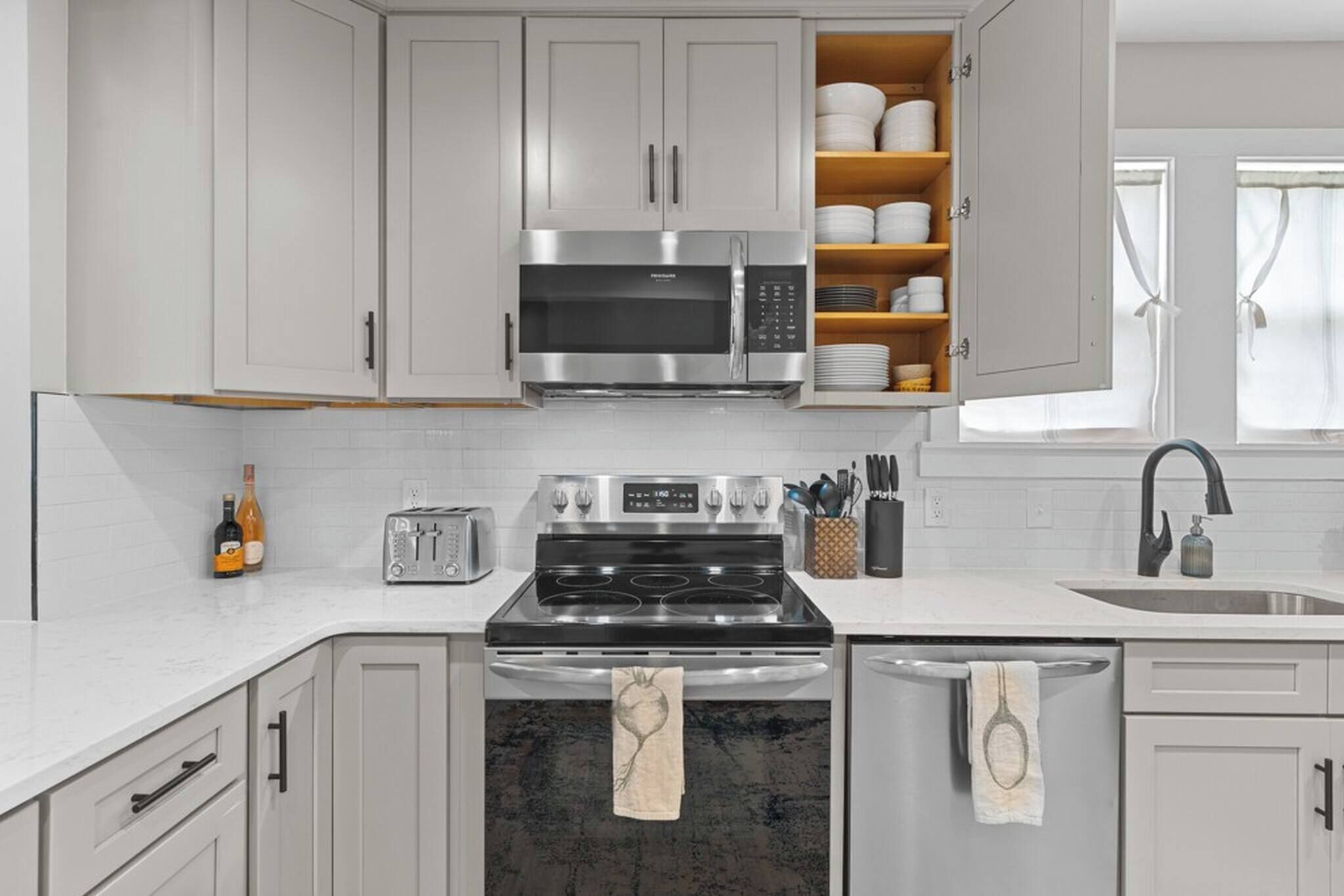 Réfrigérateur, cafetière-théière, vaisselle et ustensiles