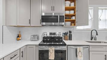 Réfrigérateur, cafetière-théière, vaisselle et ustensiles