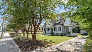 A residential house with a front porch, a driveway, and a lawn. - Downtown - Sleeps 8 - We Love Doggies! (Wilmington)