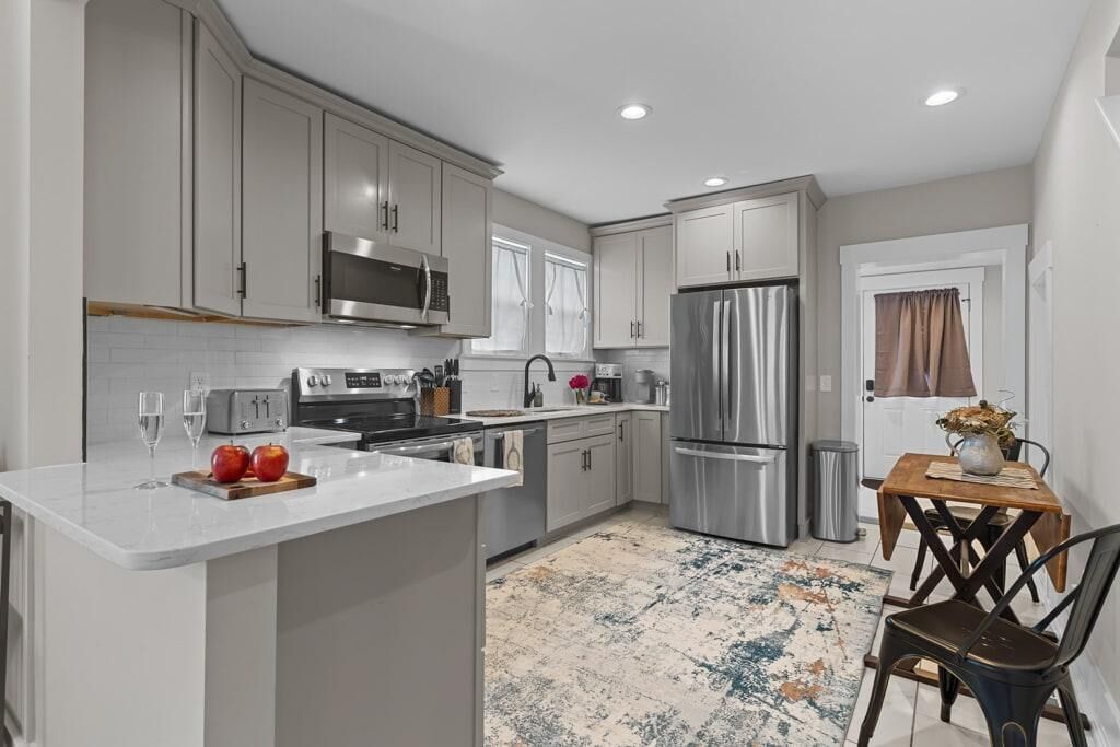 Køleskab, kaffe-/temaskine, køkkentøj/tallerkener/redskaber