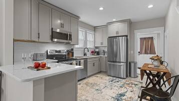 Kühlschrank, Wasserkocher mit Kaffee-/Teezubehör