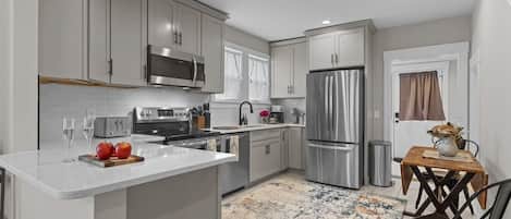 Réfrigérateur, cafetiÚre-théiÚre, vaisselle et ustensiles