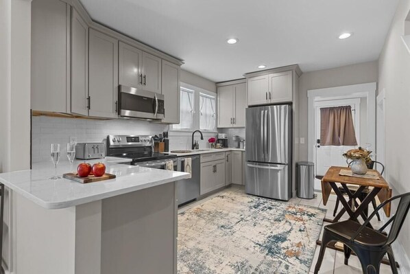 Réfrigérateur, cafetière-théière, vaisselle et ustensiles