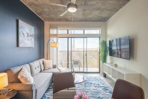 Apartamento premium, 2 quartos, para não fumantes, vista para a cidade | Sala de estar | Smart TV 55 polegadas com canais digitais