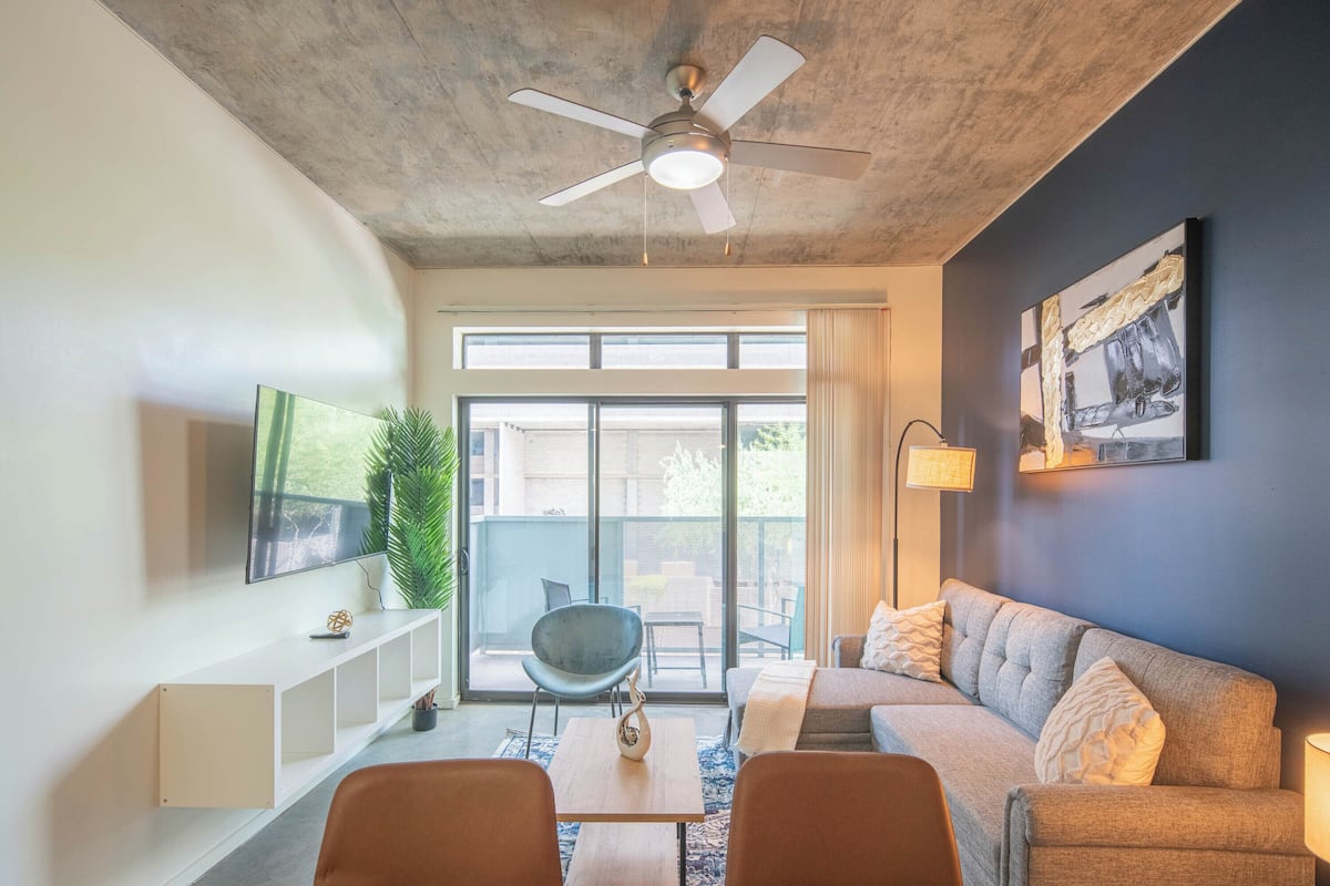 Premier appartement, 2 slaapkamers, niet-roken, magnetron | Woonkamer | Een 55-inch smart-tv met digitale zenders