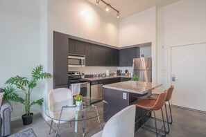 Classic Apartment, 1 Bedroom, Kitchen, Pool View | Dining room - ROVE LIVING/KL - Roosevelt Point (Phoenix)
