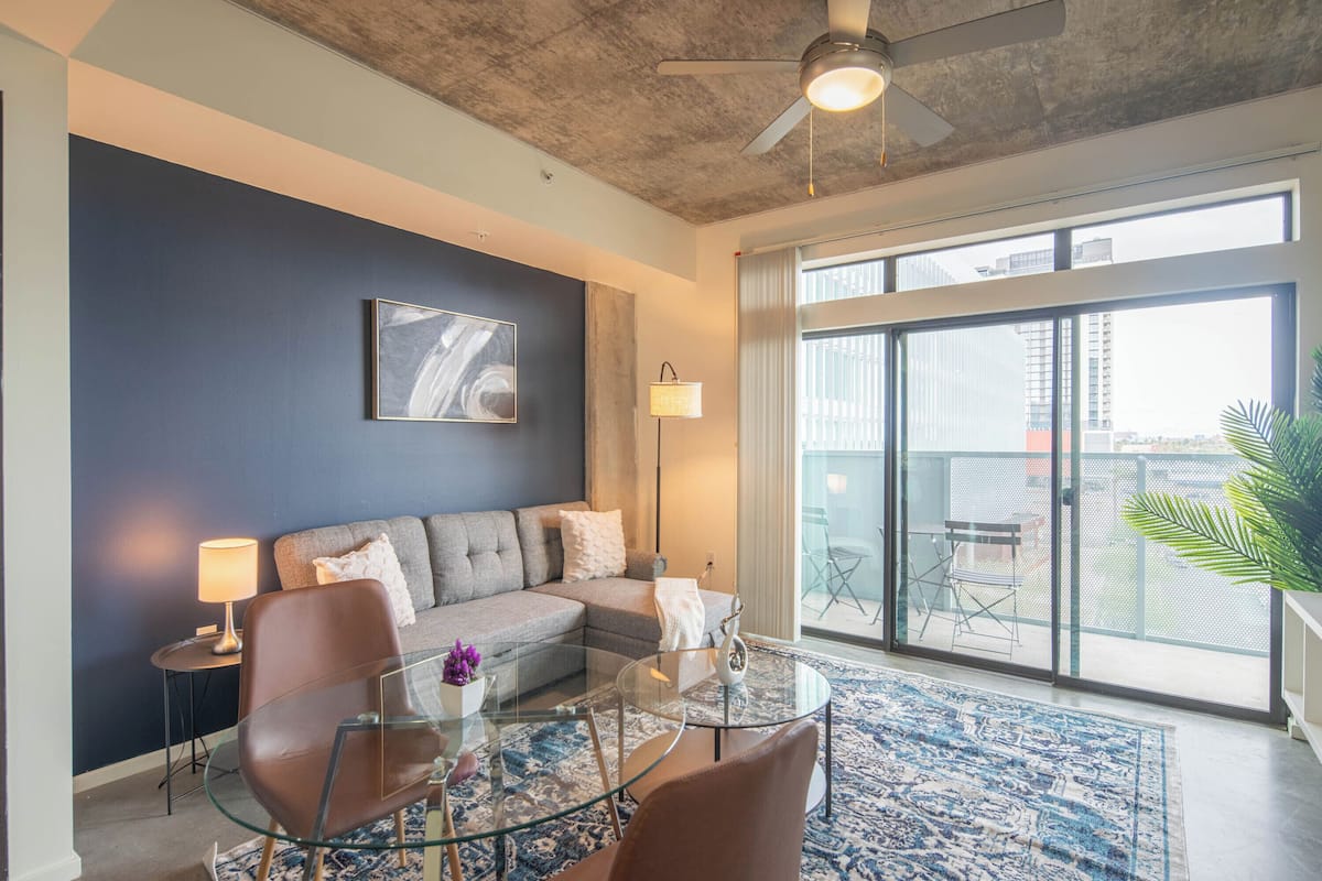 Superior appartement, 1 queensize bed met slaapbank, airconditioning | Woonruimte | Een 55-inch smart-tv met digitale zenders