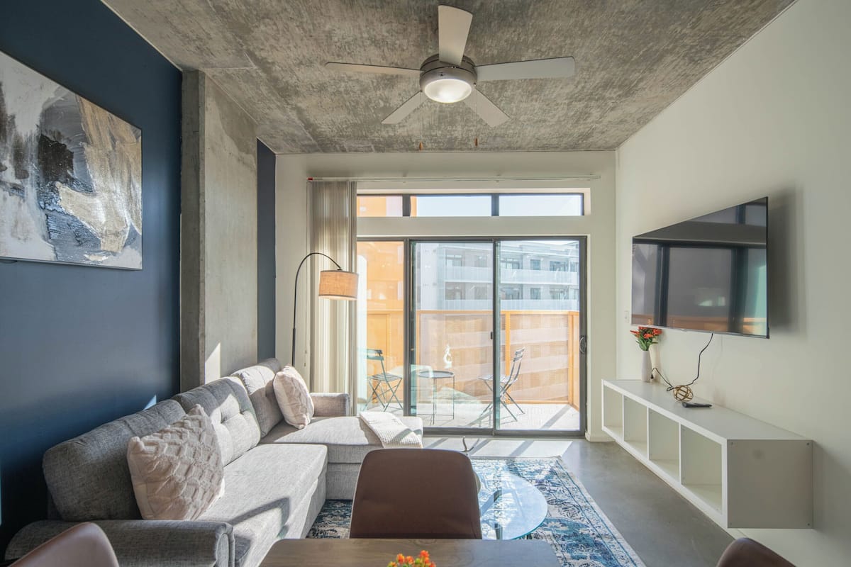 Executive appartement, 2 slaapkamers, niet-roken, magnetron | Woonruimte | Een 55-inch smart-tv met digitale zenders