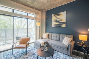 Deluxe-Apartment, 2 Schlafzimmer, Mikrowelle, Poolseite | Wohnzimmer
