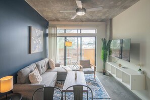 Premium-Apartment, 2 Schlafzimmer, Küche, Stadtblick | Wohnzimmer
