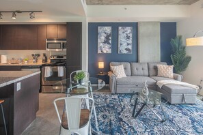 Appartement Standard, 1 grand lit et 1 canapé-lit, animaux de compagnie acceptés | Cuisine privée | Réfrigérateur, micro-ondes, four, plaque de cuisson
