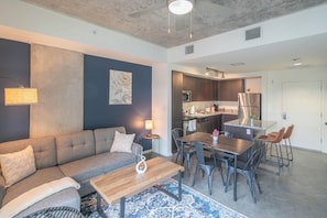 Comfort-Apartment, 1 Queen-Bett und Schlafsofa, Nichtraucher, Poolblick | Wohnzimmer