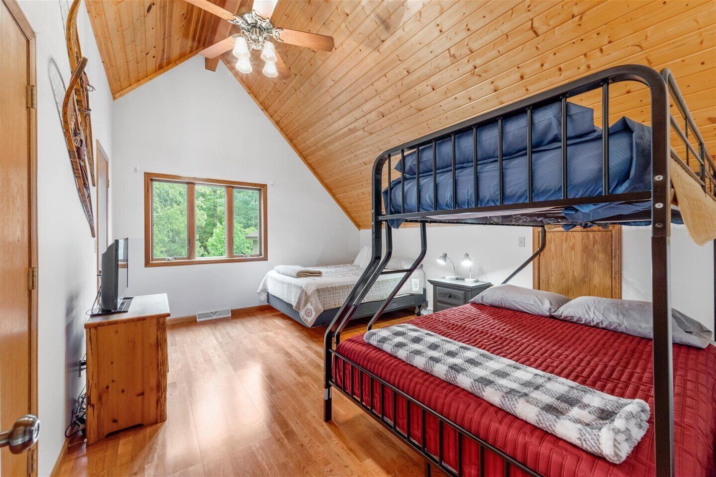 2 多间卧室、熨斗/熨衣板、WiFi、床单