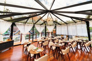 Free daily buffet breakfast - Pousada Santa Felicidade (Campos do Jordão)