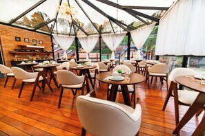 Free daily buffet breakfast - Pousada Santa Felicidade (Campos do Jordão)