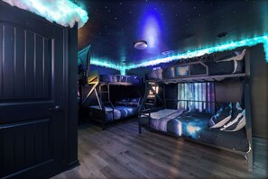 12 bedrooms, desk, iron/ironing board, travel crib - Sleeps 30! Themed Home w/ Pool, Hot tub, Pond, Pickleball, Putt Putt, Arcades (Troutman)