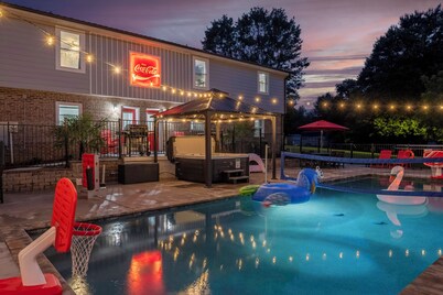 Sleeps 30! Themed Home w/ Pool, Hot tub, Pond, Pickleball, Putt Putt, Arcades