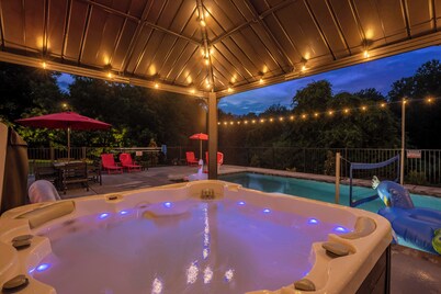 Sleeps 30! Themed Home w/ Pool, Hot tub, Pond, Pickleball, Putt Putt, Arcades