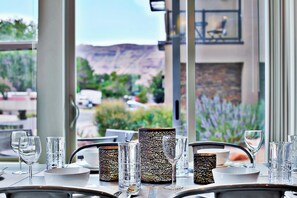 Casa de lujo, vistas a la montaña | Servicio de comidas en la habitación