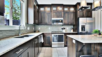 Luxury House, Mountain View | Private kitchen | Full-size fridge, microwave, oven, stovetop