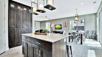 Luxury House, Mountain View | Private kitchen | Full-size fridge, microwave, oven, stovetop