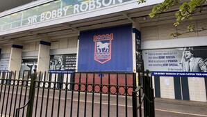 Ein Stadioneingang mit einer Bannfahrt für den Sir Bobby Robson Stand.