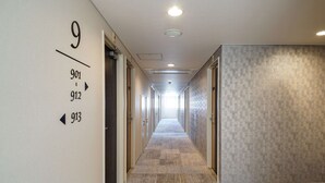 A hotel hallway with directional signs for rooms 901, 912, and 913.