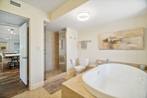 Douche, sèche-cheveux, serviettes fournies