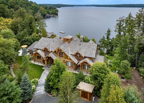 Stunning 8 bed 8 bath cottage on Lake Rosseau with boathouse!