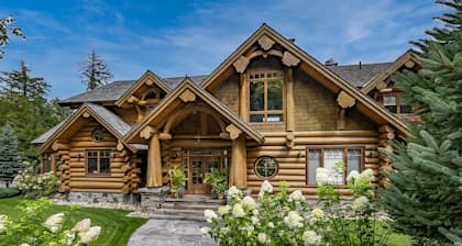 Stunning 8 bed 8 bath cottage on Lake Rosseau with boathouse!