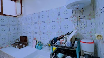 Micro-ondes, four, plaque de cuisson, cafetiĂšre/bouilloire