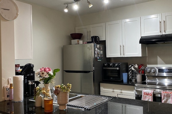 Refrigerador, microondas, horno y parrilla de estufa