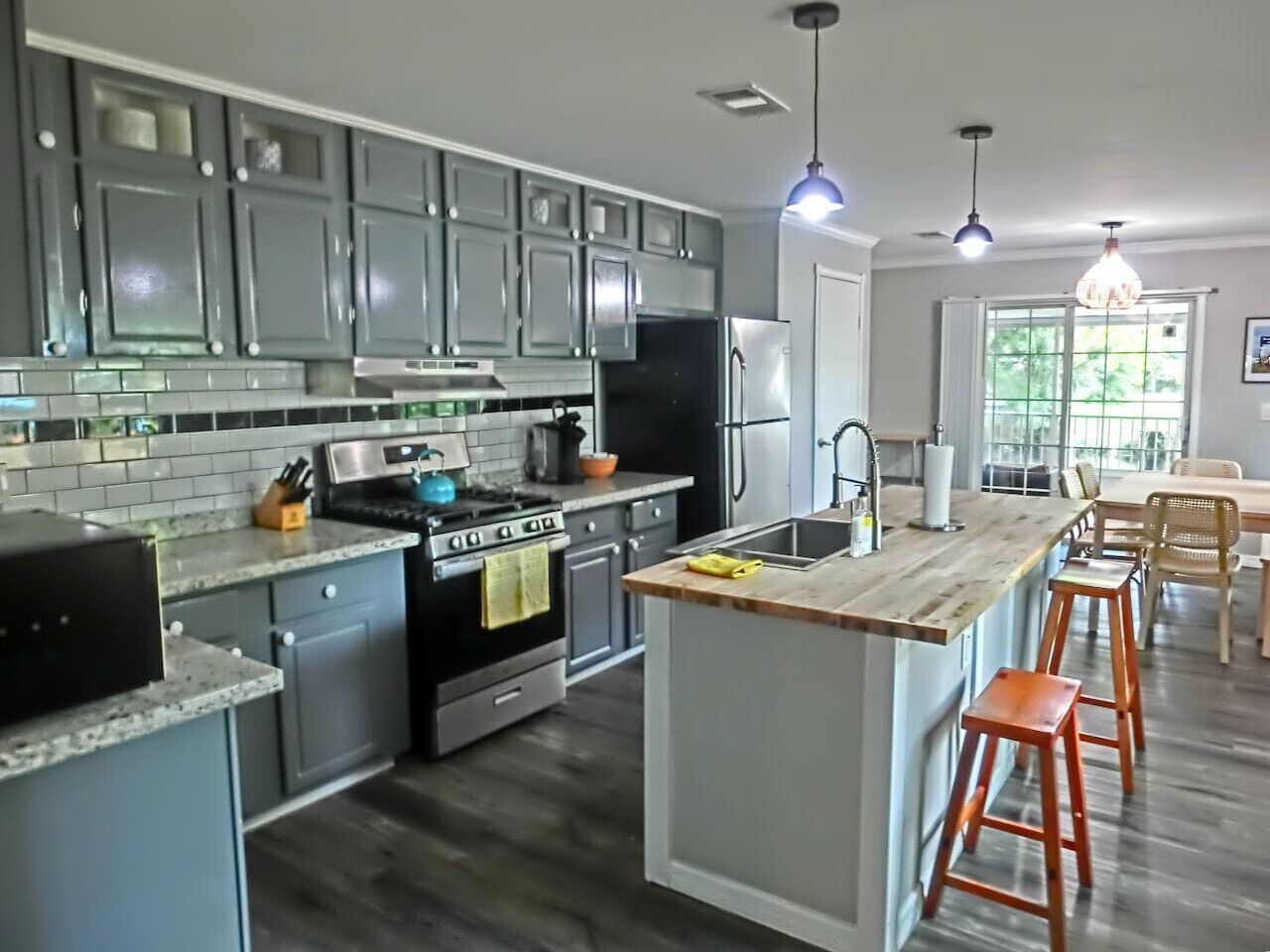 Jääkaappi, mikroaaltouuni, uuni, liesi