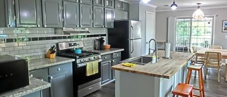 雪櫃、微波爐、焗爐、爐具