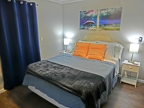 3 soverom, skrivebord, strykejern/-brett og reiseseng for barn