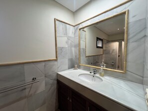 Shower, hair dryer, towels, soap - Casa Bonita, Faro Park villa with private pool (Montaña Roja)