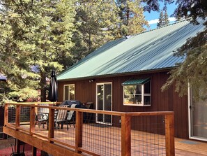 Terrace/patio - Tahoe Donner mountain retreat: fire pit, beach club, and trails (Truckee)