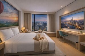 Une chambre d’hôtel moderne dotée d’un grand lit, d’un bureau, d’une chaise et d’une grande fenêtre donnant sur la ville.