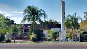 A building with a sign that reads "Brant." - Bravo Inn hotel Coxim (Coxim)