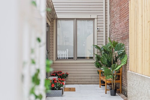 Walk to PNC & Acrisure, King Bed, Spa Baths, Outdoor Oasis, 2 Private Parking