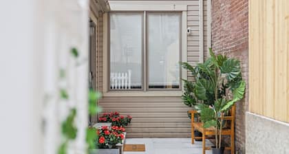 Walk to PNC & Acrisure, King Bed, Spa Baths, Outdoor Oasis, 2 Private Parking