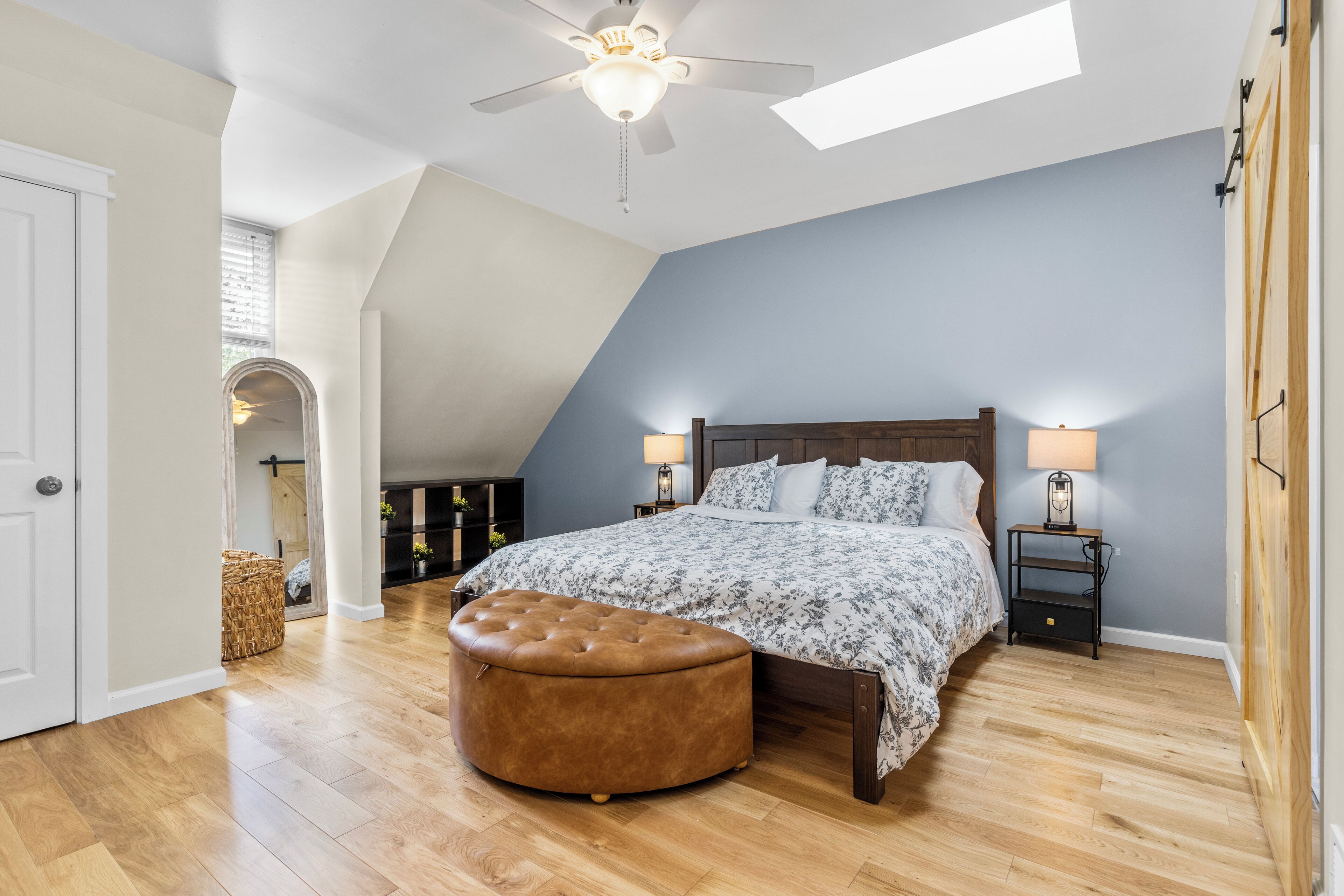 4 bedrooms, desk, iron/ironing board, free WiFi