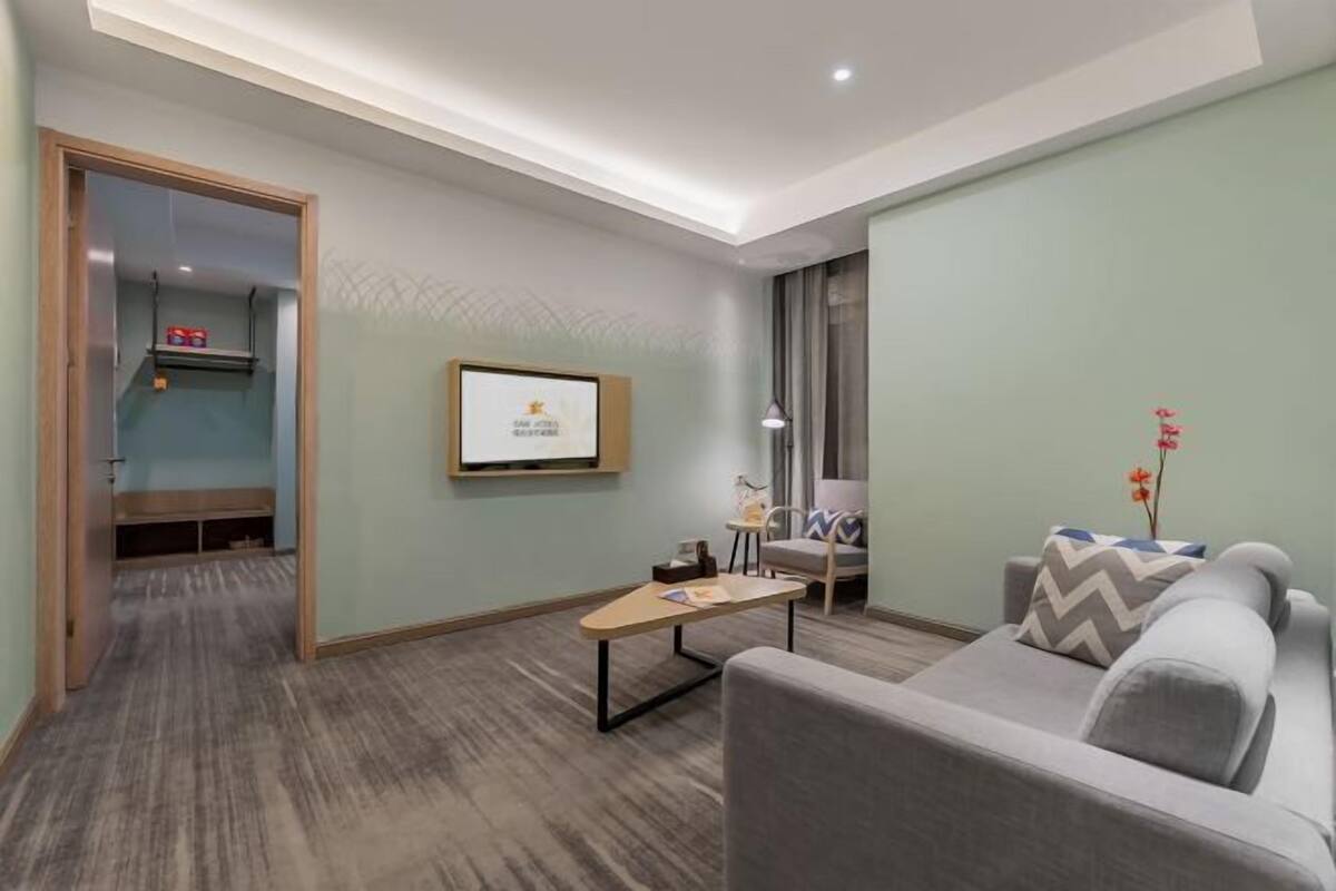 Una sala de estar moderna con un sofá, una mesa de centro y un cuadro en la pared.