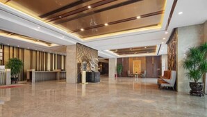 A spacious lobby with a high ceiling, modern lighting, and seating areas. - Kaisa Keyu Hotel (Shenzhen East Railway Station Buji Subway Station) (Shenzhen)