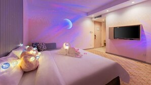 A hotel room with a bed, a flat-screen TV, and a ceiling with a starry design. - Kaisa Keyu Hotel (Shenzhen East Railway Station Buji Subway Station) (Shenzhen)