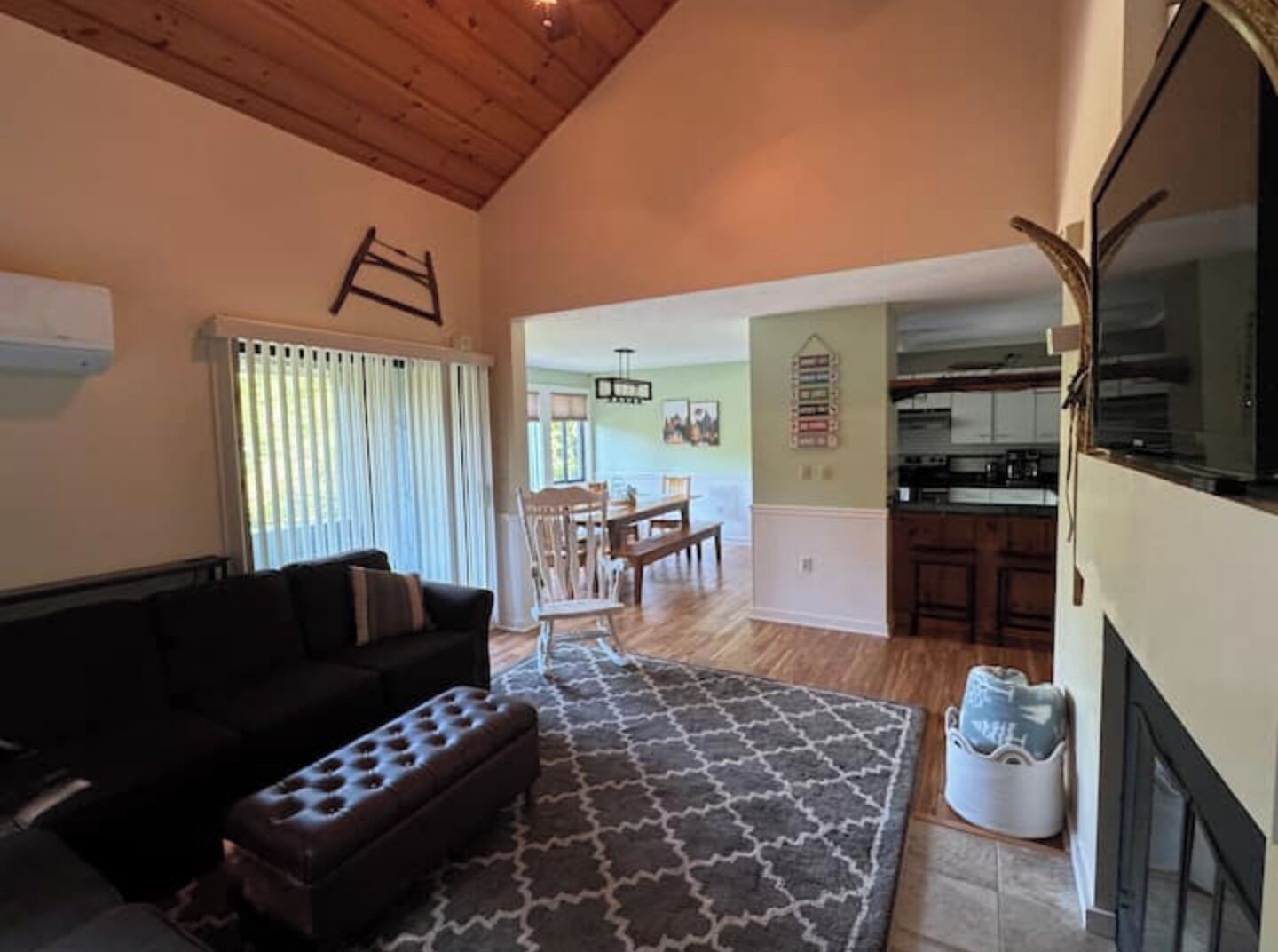 Smart TV, lareira, pebolim, livros