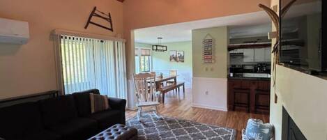 Televisor intel·ligent, llar de foc, futbolí i llibres