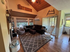 TV connectée, cheminée, baby-foot, livres