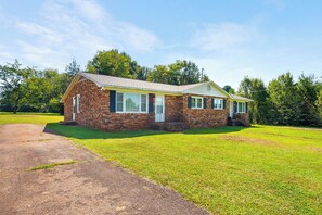Exterior - Cozy 2BR newly renovated mid-century modern duplex (Wellford)